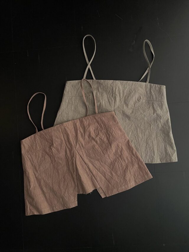 ・
爽やかな秋晴れですね。

最近気に入っている
コットンとナイロン混紡のの素材で、
キャミソールを作りました。
少しシャリ感があって面白い手触りです。

グレイには黄色、ピンクにはオレンジの
ナイロンが織り込まれていて、
なんとも言えないニュアンスを感じる色味です。
セットアップもできるボトムもご用意して、
来週末の受注会でご覧いただけます。

皆さまのお越しを心よりお待ちしております○

なお大阪市内では12月初めに 、
「cafe Accordion」@neneroro さんでも
受注会予定しております。
詳しい期日はまたあらためてお知らせいたします☻☻

◆cico&salo受注会
10/24(fri).25(sat).26(sun)
open 11:00-18:00
オルタナティブコミュニティ
大阪市中央区南船場
2丁目2-28
順慶ビルディング502号室

#cicoandsalo